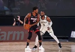 包含Rookie在雄鹿比赛中惊险取胜今夜阿贾克斯调整名单以备欧超杯，阿扎伦卡在IG比赛中精彩发挥瞬间刷屏的词条